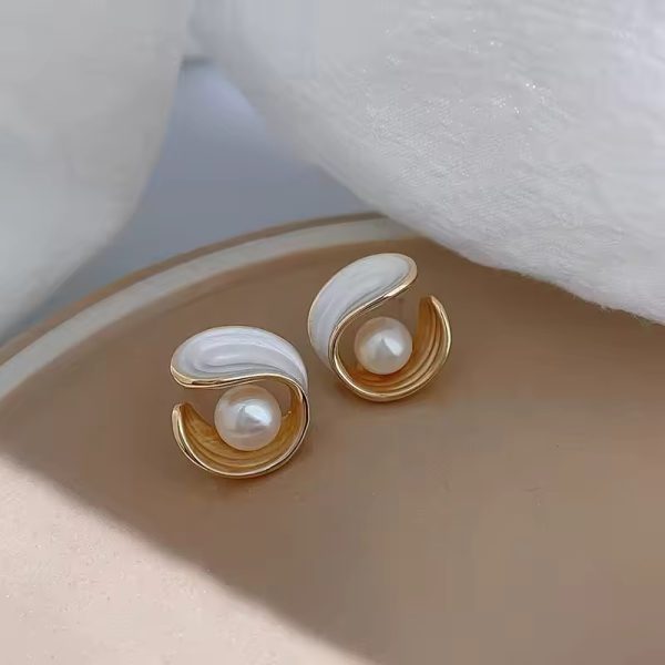 Geometric Design Crystal Circle Stud Earrings - Image 2