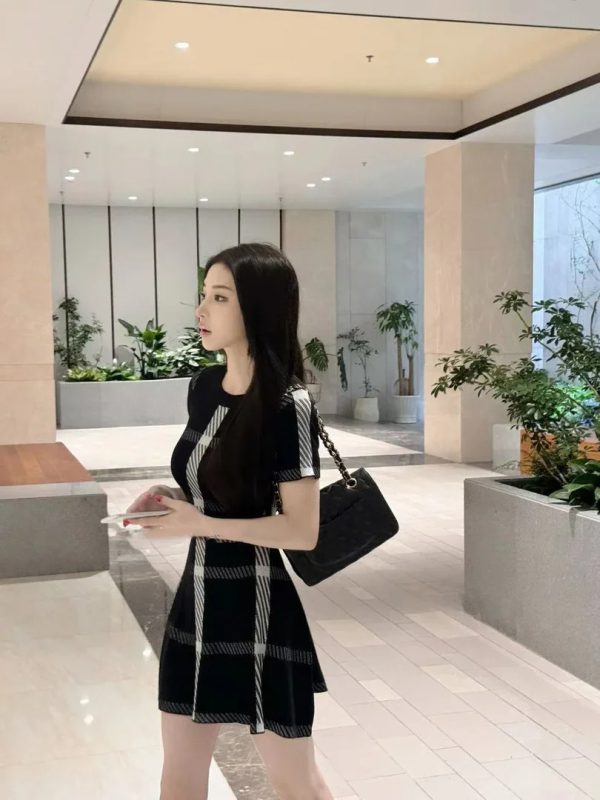 Vintage Hepburn Style Knitted  Short Sleeve Elegant Round Neck Dress - Image 3