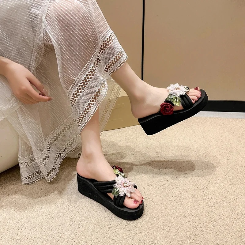 Elegant Embroidered Flower Flip Flops Slip Resistant Thick Soled Sandals