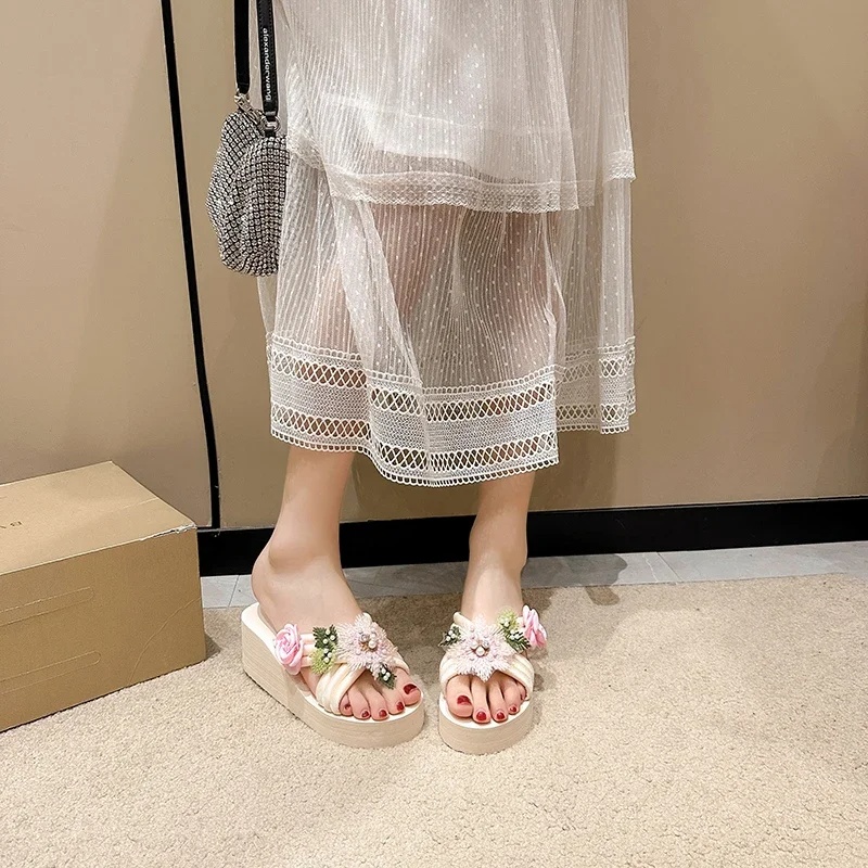 Elegant Embroidered Flower Flip Flops Slip Resistant Thick Soled Sandals - Image 8